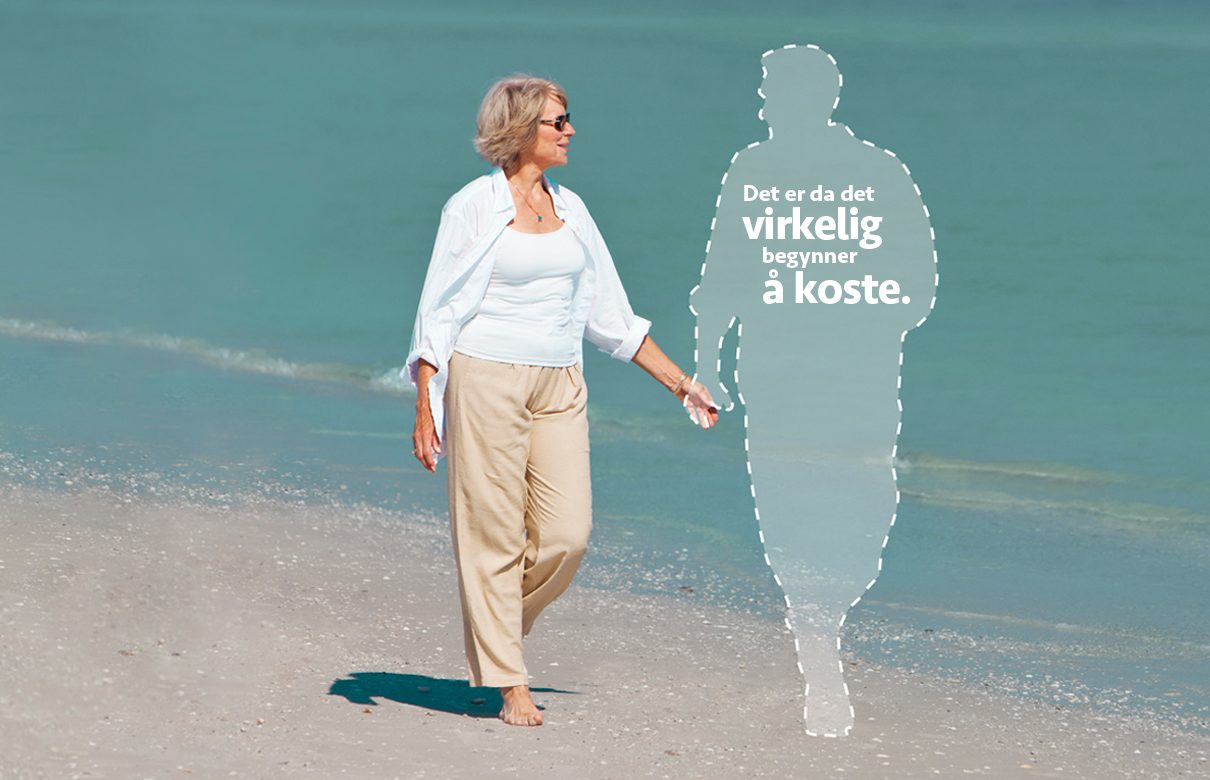 Kvinne går alene på stranden ved siden av en silhuett av en mann. Tekst i bilde: Det er da det virkelig begynner å koste.