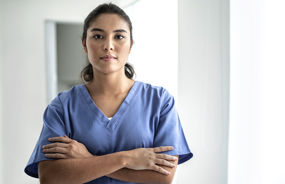 Helsearbeider med armene i kors.
